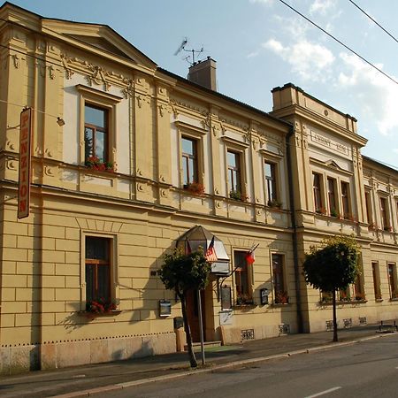 Penzion Cerny Kun Hradec Králové エクステリア 写真