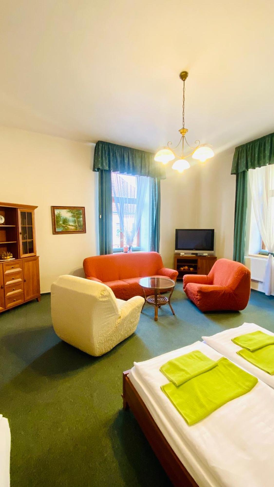 Penzion Cerny Kun Hradec Králové エクステリア 写真