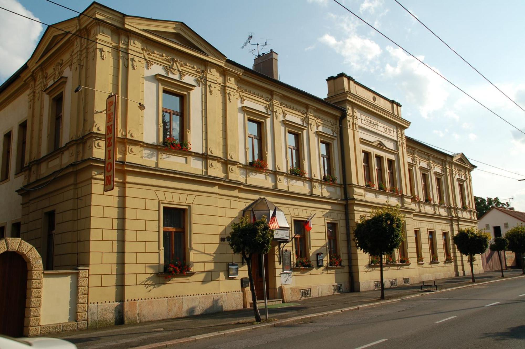 Penzion Cerny Kun Hradec Králové エクステリア 写真