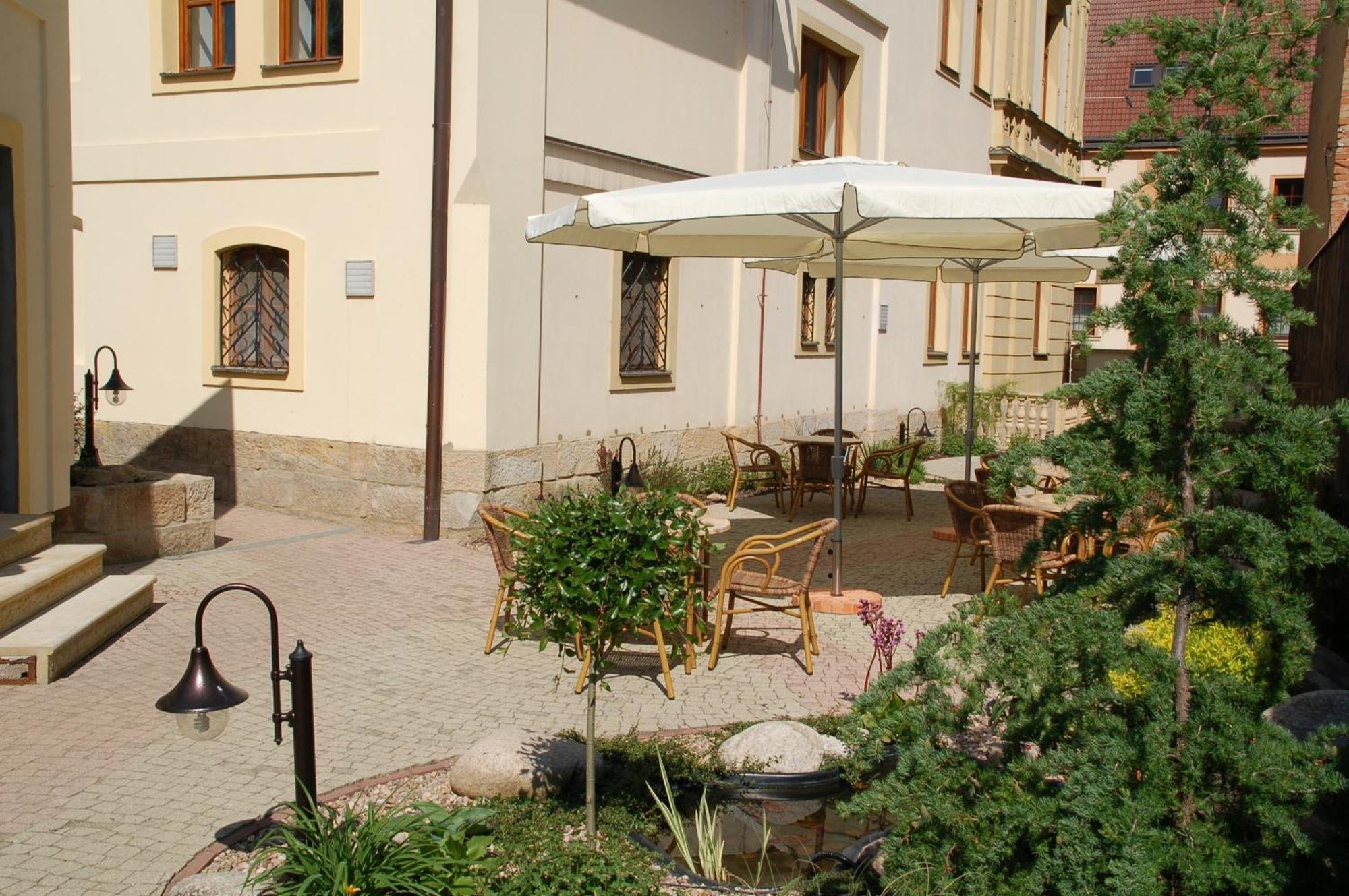 Penzion Cerny Kun Hradec Králové エクステリア 写真
